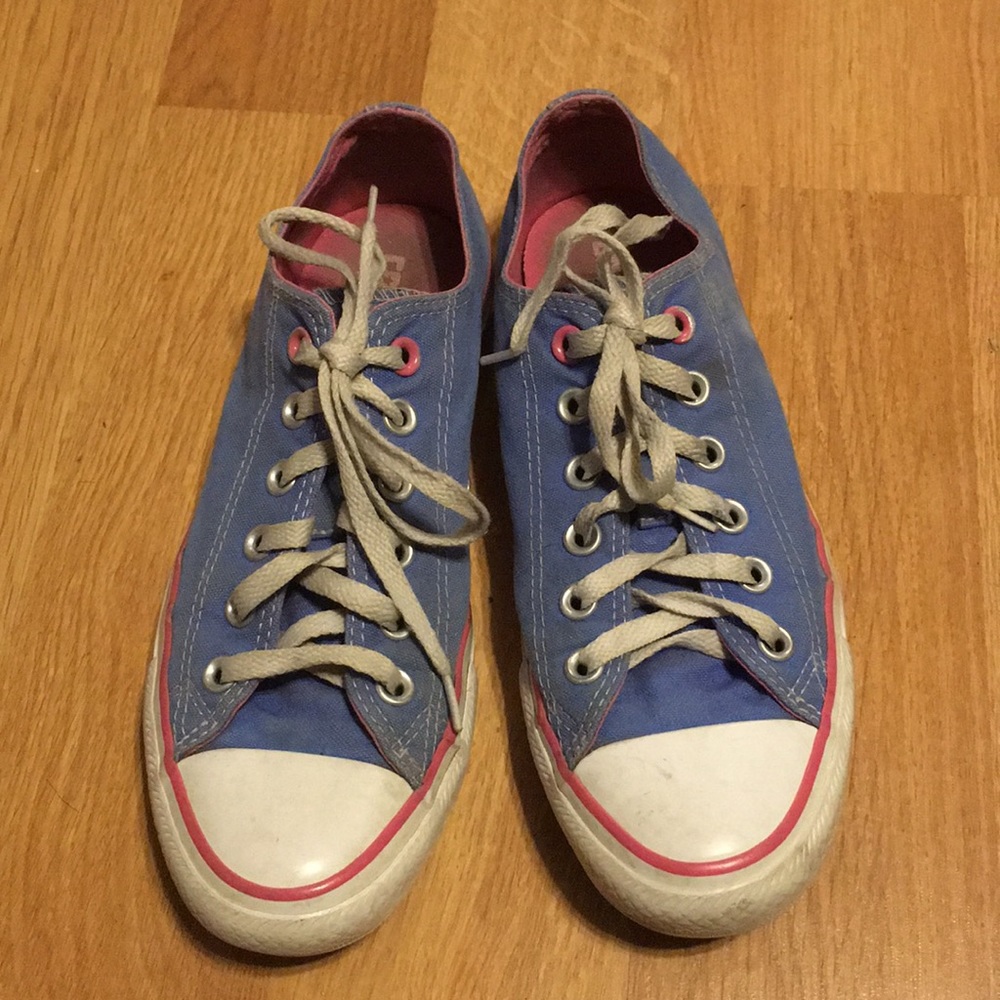 Converse tennis shoes women’s 8 / Mens 9